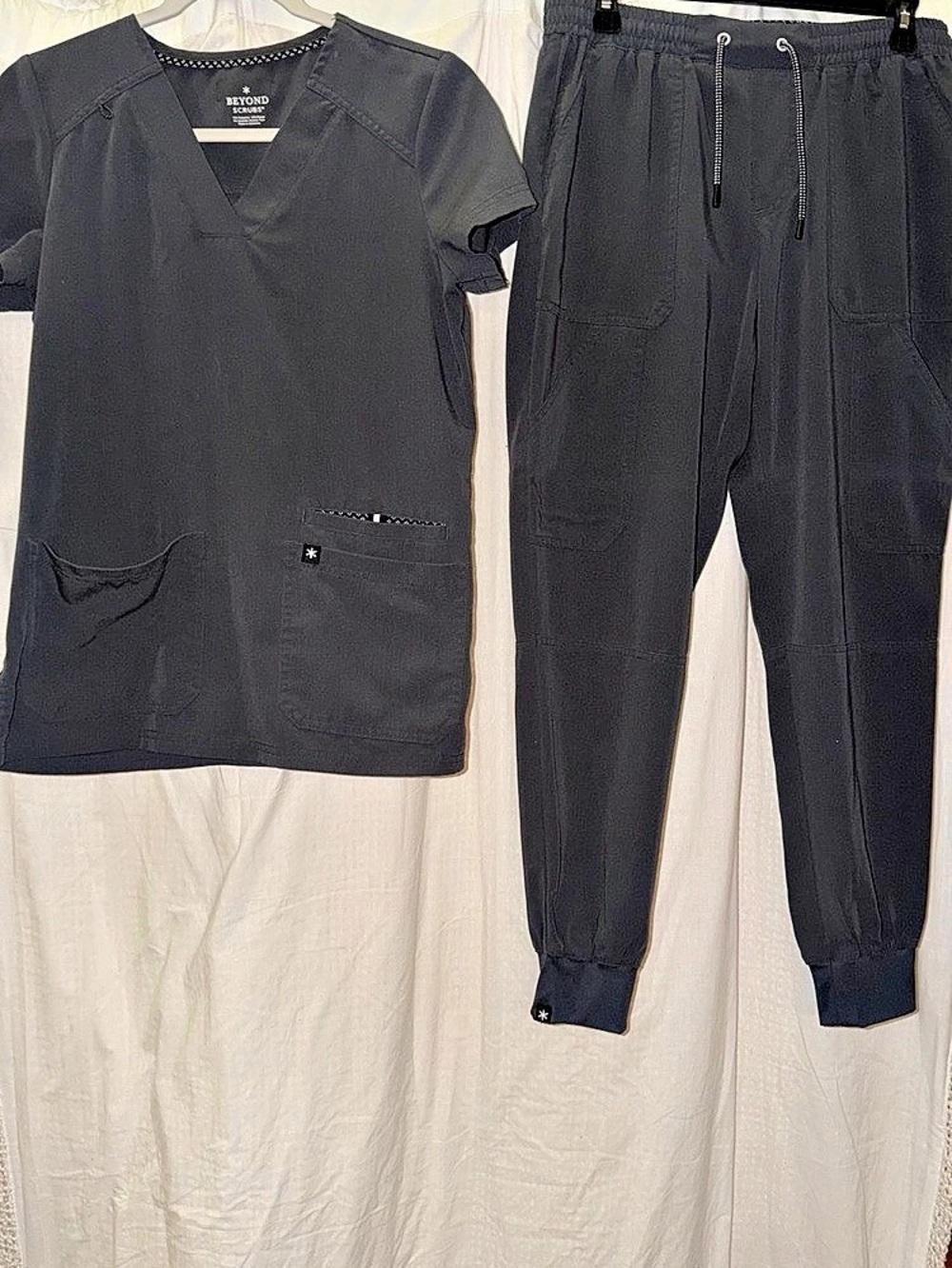Beyond Scrubs scrub set Gray Size XS Like New